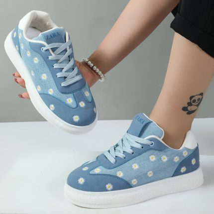 کفش کتونی راحتی زنانه مدل بابونه گلدوزی رنگ آبی کد 32340