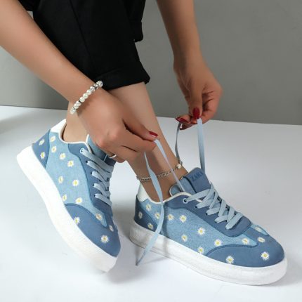 کفش کتونی راحتی زنانه مدل بابونه گلدوزی رنگ آبی کد 32340