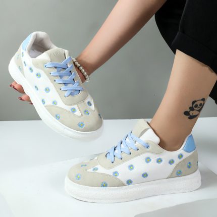 کفش کتونی راحتی زنانه مدل بابونه گلدوزی رنگ سفید آبی کد 32341