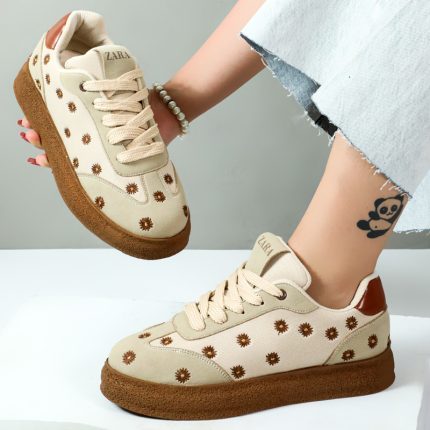 کفش کتونی راحتی زنانه مدل بابونه گلدوزی رنگ کرم کد 32343