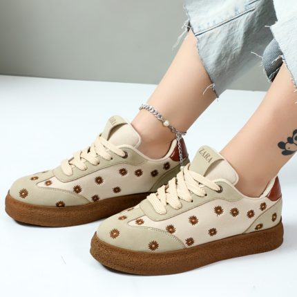 کفش کتونی راحتی زنانه مدل بابونه گلدوزی رنگ کرم کد 32343